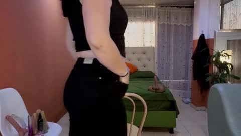 Snapshot of camil_milfdream chatting on 11.01.25 Camil online show from 11.01.25