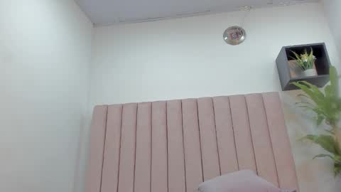 Snapshot of camila__herrera chatting on 02.14.25 Camila online show from 02.14.25