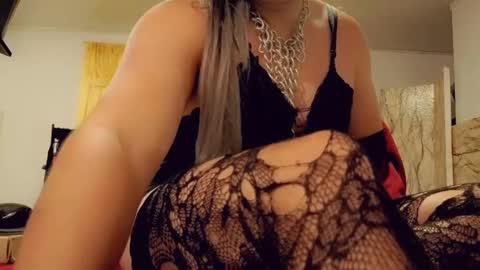 Snapshot of camilacarrington chatting on 11.22.25 camila online show from 11.22.25