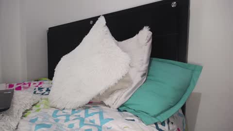 X IGcamiryan01 online show from 12.19.24