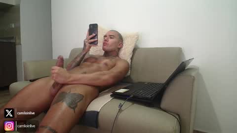 Snapshot of camiloinlive chatting on 10.28.25 camiloinlive online show from 10.28.25