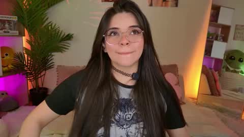 Snapshot of cammiefoalss chatting on 09.25.25 Lets reach 200 thumbs up online show from 09.25.25