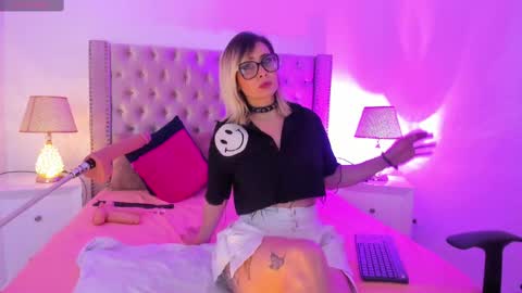 Snapshot of candiegilson__ chatting on 10.14.25 Candie  online show from 10.14.25