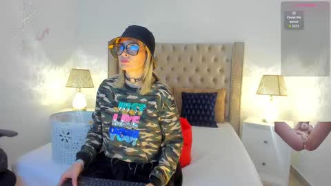 Snapshot of candiegilson__ chatting on 10.18.25 Candie  online show from 10.18.25