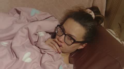 Snapshot of candylady136 chatting on 12.17.25 say meow and send tip online show from 12.17.25