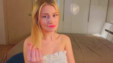 Snapshot of candylate chatting on 10.27.25 Im your dream online show from 10.27.25