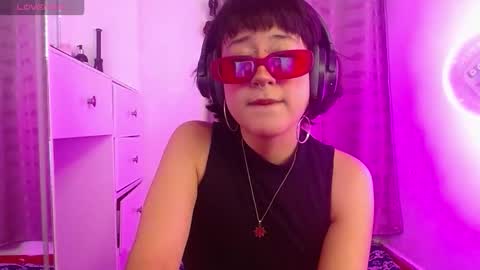 Snapshot of caraenaranja chatting on 10.12.25 Amy online show from 10.12.25