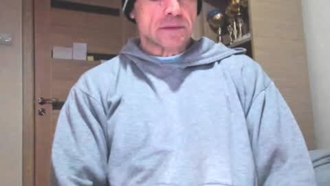 Snapshot of carin_the_body chatting on 11.18.25 Laz online show from 11.18.25