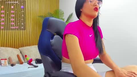 Snapshot of caroline_00403_ chatting on 09.27.25 c a r o l i n e online show from 09.27.25