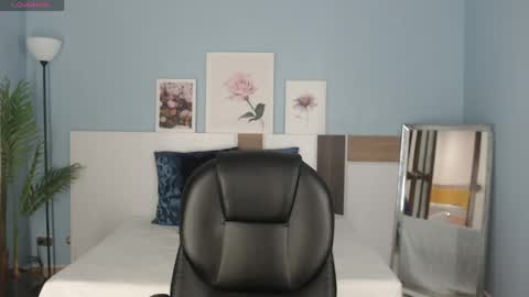 caroline_blair1 online show from 04.27.26