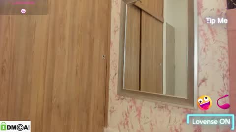 Snapshot of caroline_daring chatting on 12.17.25 caroline daring online show from 12.17.25