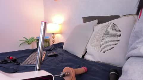 Snapshot of caroline_dh chatting on 06.18.26 Caroline online show from 06.18.26