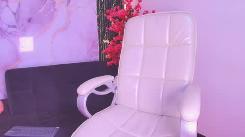 Snapshot of caroline_foster1 chatting on 11.18.25 caroline_foster1 online show from 11.18.25