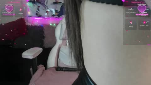 Snapshot of caroline_lenox chatting on 01.07.25 Caroline Lenox online show from 01.07.25