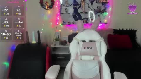 Snapshot of caroline_lenox chatting on 01.16.25 Caroline Lenox online show from 01.16.25