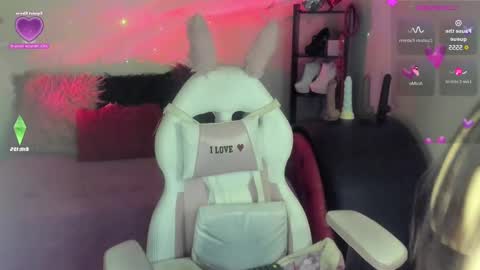 Snapshot of caroline_lenox chatting on 02.24.25 Caroline Lenox online show from 02.24.25