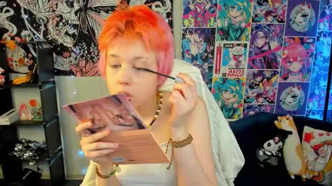 Snapshot of carolinerichter chatting on 11.30.25 CarolineRichter online show from 11.30.25