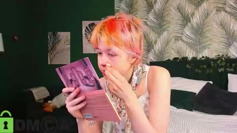 Snapshot of carolinerichter chatting on 12.18.25 CarolineRichter online show from 12.18.25