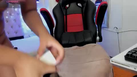 Snapshot of carolinescoth_dl chatting on 12.21.24 Caroline Scoth online show from 12.21.24