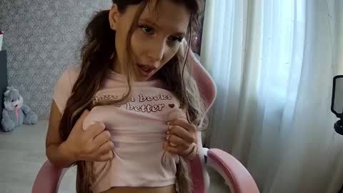 Snapshot of carysgs chatting on 09.26.25 carysgs online show from 09.26.25