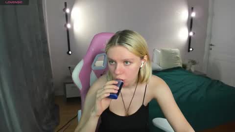 Snapshot of casey__miller chatting on 10.06.25 casey__miller online show from 10.06.25
