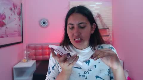 Snapshot of cassandra_ruizz chatting on 11.19.25 573215024606 online show from 11.19.25