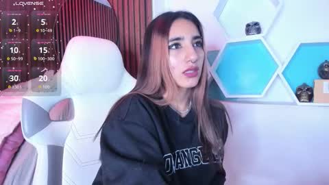 Snapshot of cassidy_evans chatting on 11.06.25 cassidy_evans online show from 11.06.25