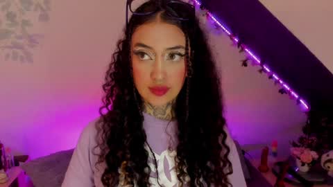 Cata green model independient online show from 01.21.25