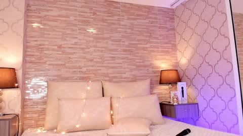 CatalinnaThompson online show from 12.22.24