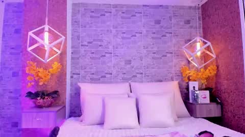 CatalinnaThompson online show from 11.12.25