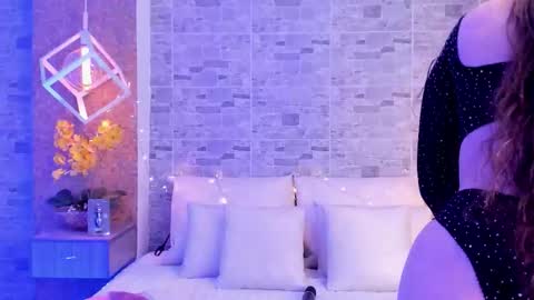 CatalinnaThompson online show from 11.20.25