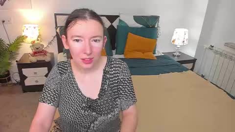 Snapshot of catherinewalls chatting on 11.11.25 Catrin online show from 11.11.25