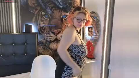 Snapshot of cerecita_02 chatting on 06.25.26 Cerecita online show from 06.25.26