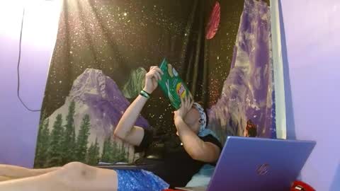 Snapshot of cguffey2284 chatting on 01.03.25 cguffey2284 online show from 01.03.25