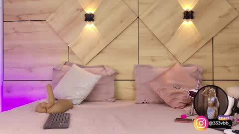 Snapshot of channelcrawford chatting on 12.18.25 ChannelCrawford online show from 12.18.25