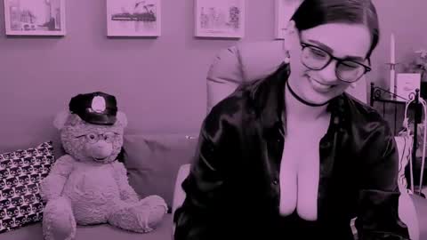 Snapshot of chantallovely chatting on 05.26.26 The Queen online show from 05.26.26
