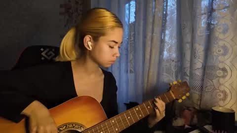 Snapshot of charleneschonert chatting on 11.04.25 Nancy online show from 11.04.25