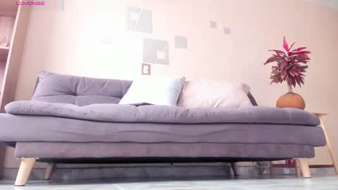 Snapshot of charlize_legs_ chatting on 01.11.26 Charlize online show from 01.11.26