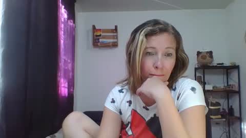 Snapshot of charlot_ponze chatting on 01.15.25 charlott online show from 01.15.25