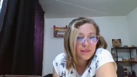 Snapshot of charlot_ponze chatting on 01.18.25 charlott online show from 01.18.25