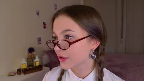 Snapshot of charming_bliss chatting on 09.20.25 Kaylee online show from 09.20.25