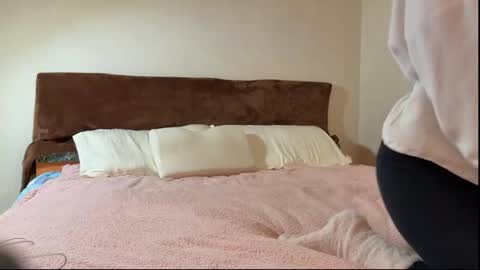 Snapshot of charmingkatie chatting on 12.22.25 katie online show from 12.22.25