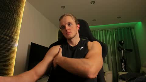 Snapshot of chasereed_ chatting on 12.16.25 Chase Reed online show from 12.16.25