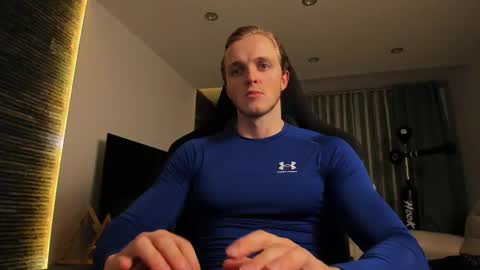 Snapshot of chasereed_ chatting on 12.18.25 Chase Reed online show from 12.18.25