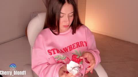 Snapshot of cherry_blond_ chatting on 12.27.24 Cherry online show from 12.27.24