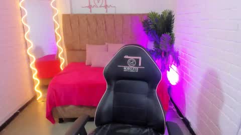 Snapshot of chiara_tay chatting on 10.14.25 Chiara online show from 10.14.25