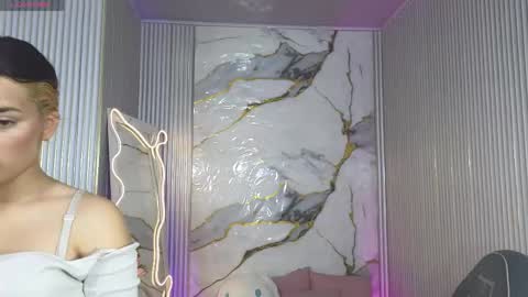 Snapshot of chiara_tay chatting on 04.11.26 Chiara online show from 04.11.26