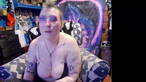 Snapshot of chiaroscurosiren chatting on 12.16.25 CurvySiren online show from 12.16.25