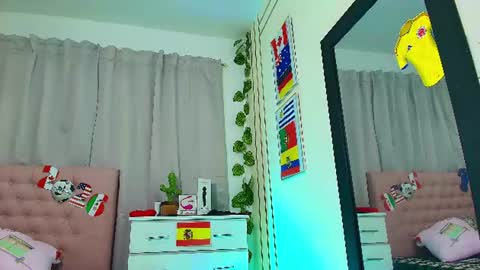 Snapshot of chloe_swarts chatting on 06.25.26 Lulu online show from 06.25.26