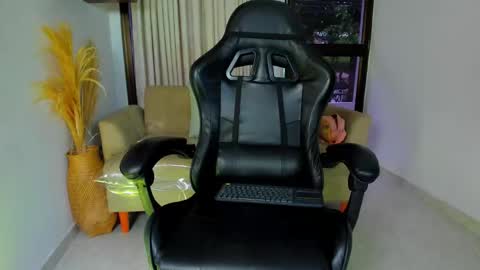 Snapshot of chloegils chatting on 10.29.25 chloegils online show from 10.29.25